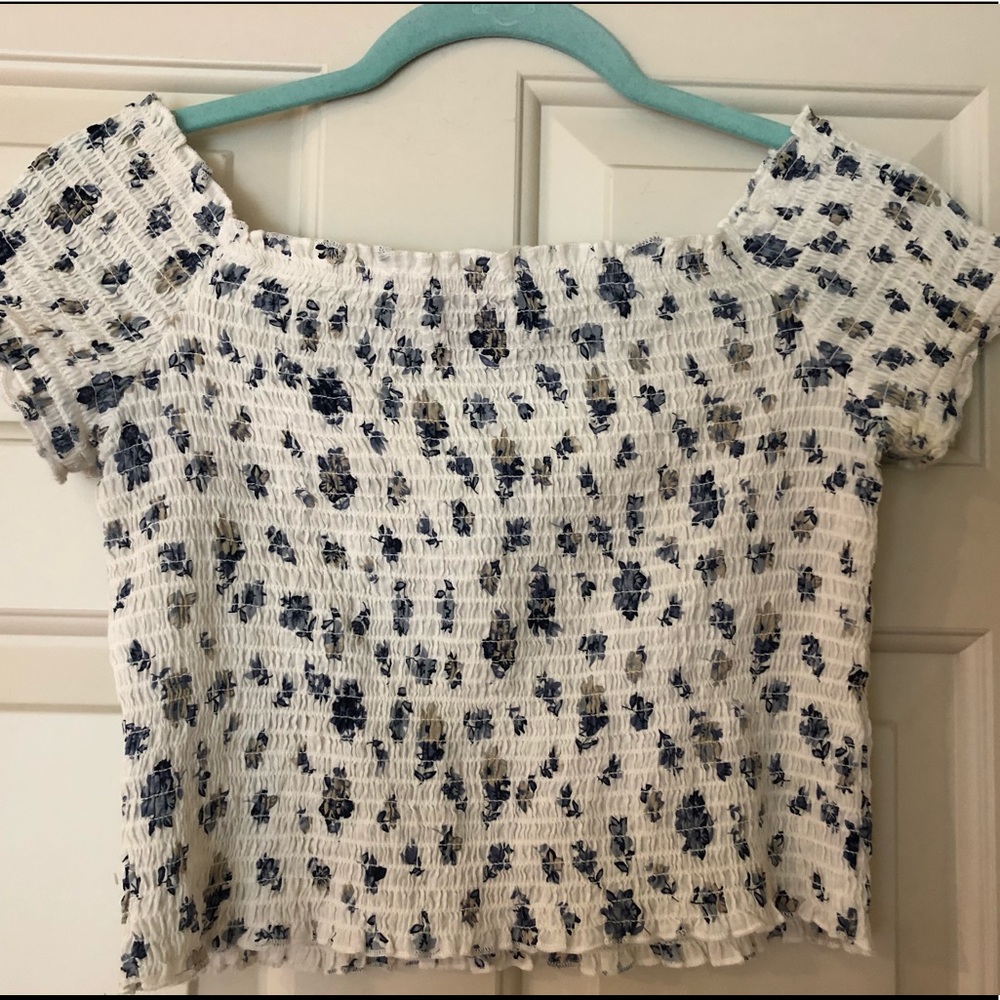 White with blue flowers Urban Outfitters top 🦋🌸